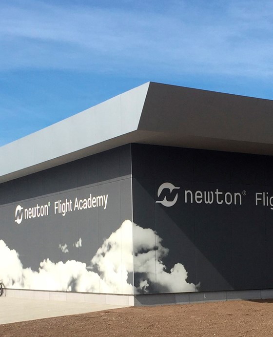 Newton Flight Academy avautui Bodøssä 17.6. Rakennus on päällystetty STENI Vision -julkisivulevyillä, joissa on ilmailuun liittyvä kuvitus.